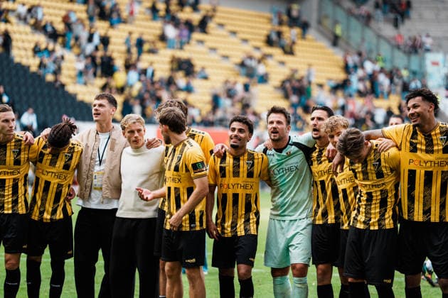 Deutschland: Fussball 3. Liga 2026 - 2027, 7. Spieltag - Alemannia Aachen vs Fortuna Düsseldorf - Tivoli (Aachen): Team bei den Fans auf der Werner Fuchs Tribüne, Sieg, Jubeln, Feiern, Fans, Gewinn, Emotionen, Manuel Riemann (Alemannia Aachen, 1), Mehdi Loune (Alemannia Aachen, 10), Jonas Oehmichen (Alemannia Aachen, 44) Copyright: xThiemoxRudolphx