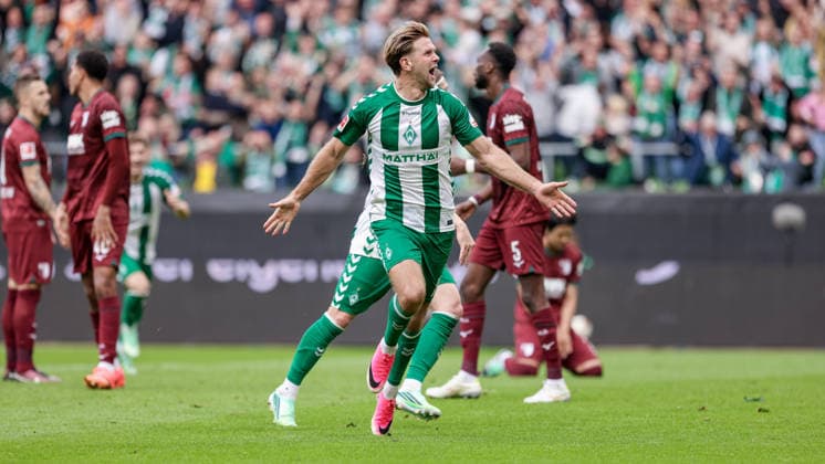 Torschütze Niclas Füllkrug (SV Werder Bremen, 10) mit Torjubel, Jubel, jubeln, jubelt, optimistisch, Spielszene, Highlight, Freude über das Tor zum 2:2, DIE DFL-RICHTLINIEN UNTERSAGEN JEGLICHE NUTZUNG VON FOTOS ALS SEQUENZBILDER UND ODER VIDEOÄHNLICHE FOTOSTRECKEN. DFL REGULATIONS PROHIBIT ANY USE OF PHOTOGRAPHS AS IMAGE SEQUENCES AND OR QUASI-VIDEO., 19.09.2026, Bremen (Deutschland), Fussball, Bundesliga, SV Werder Bremen - FC Augsburg
