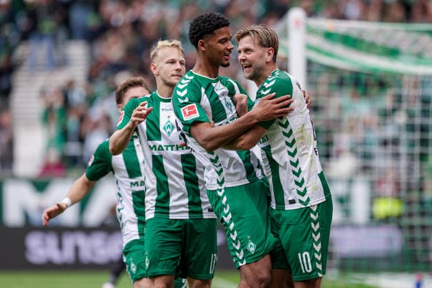 v.li.: Marco Grüll (SV Werder Bremen, 17), Salim Musah (SV Werder Bremen, 29) und Torschütze Niclas Füllkrug (SV Werder Bremen, 10) mit Torjubel, Jubel, jubeln, jubelt, optimistisch, Spielszene, Highlight, Freude über das Tor zum 2:2, DIE DFL-RICHTLINIEN UNTERSAGEN JEGLICHE NUTZUNG VON FOTOS ALS SEQUENZBILDER UND ODER VIDEOÄHNLICHE FOTOSTRECKEN. DFL REGULATIONS PROHIBIT ANY USE OF PHOTOGRAPHS AS IMAGE SEQUENCES AND OR QUASI-VIDEO., 19.09.2026, Bremen (Deutschland), Fussball, Bundesliga, SV Werder Bremen - FC Augsburg