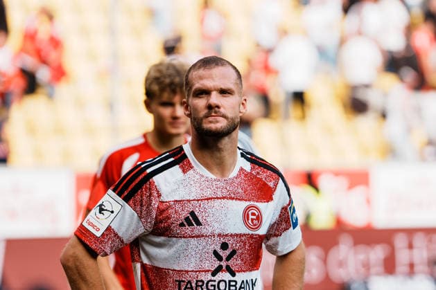 Deutschland: Fussball 3. Liga 2026 - 2027, 7. Spieltag - Alemannia Aachen vs Fortuna Düsseldorf - Tivoli (Aachen): Niederlage, traurig, Fans, betroffen, Enttäuschung, hängender Kopf, Emotionen, Porträt, Eric Hottmann (Fortuna Düsseldorf, 9) nach dem Spiel vor Fans Copyright: xThiemoxRudolphx