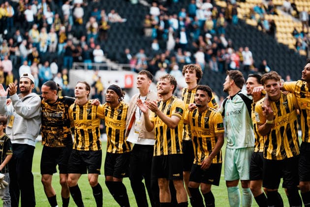 Deutschland: Fussball 3. Liga 2026 - 2027, 7. Spieltag - Alemannia Aachen vs Fortuna Düsseldorf - Tivoli (Aachen): Team bei den Fans auf der Werner Fuchs Tribüne, Sieg, Jubeln, Feiern, Fans, Gewinn, Emotionen, Manuel Riemann (Alemannia Aachen, 1), Mehdi Loune (Alemannia Aachen, 10), Jonas Oehmichen (Alemannia Aachen, 44), Mika Schroers (Alemannia Aachen, 27) Copyright: xThiemoxRudolphx