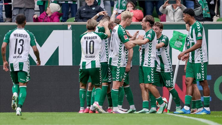 Spieler vom SV Werder Bremen mit Torjubel, Jubel, jubeln, jubelt, optimistisch, Spielszene, Highlight, Freude über das Tor zum 3:2, DIE DFL-RICHTLINIEN UNTERSAGEN JEGLICHE NUTZUNG VON FOTOS ALS SEQUENZBILDER UND ODER VIDEOÄHNLICHE FOTOSTRECKEN. DFL REGULATIONS PROHIBIT ANY USE OF PHOTOGRAPHS AS IMAGE SEQUENCES AND OR QUASI-VIDEO., 19.09.2026, Bremen (Deutschland), Fussball, Bundesliga, SV Werder Bremen - FC Augsburg