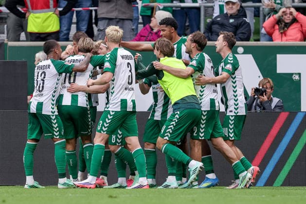 Spieler vom SV Werder Bremen mit Torjubel, Jubel, jubeln, jubelt, optimistisch, Spielszene, Highlight, Freude über das Tor zum 3:2, DIE DFL-RICHTLINIEN UNTERSAGEN JEGLICHE NUTZUNG VON FOTOS ALS SEQUENZBILDER UND ODER VIDEOÄHNLICHE FOTOSTRECKEN. DFL REGULATIONS PROHIBIT ANY USE OF PHOTOGRAPHS AS IMAGE SEQUENCES AND OR QUASI-VIDEO., 19.09.2026, Bremen (Deutschland), Fussball, Bundesliga, SV Werder Bremen - FC Augsburg