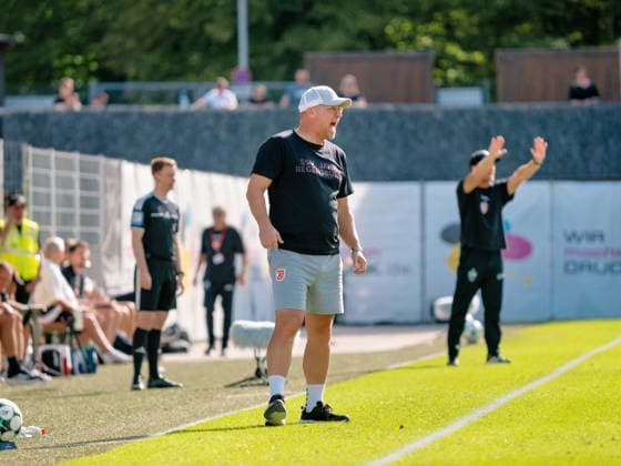 Trainer Sascha Hildmann (SSV Jahn Regensburg) feuert seine Mannschaft lautstark an der Seitenlinie an, im Hintergrun Trainer Nico Willig (VfB Stuttgart II), Motivation Anfeuern Coaching Gestik Geste Emotion Kommando Ruf GER, Fussball, VfB Stuttgart II vs. SSV Jahn Regensburg, 3. Liga, 7. Spieltag, Saison 2026 2027, 19.09.2026 GER, Fussball, VfB Stuttgart II vs. SSV Jahn Regensburg, 3. Liga, 7. Spieltag, Saison 2026 2027, 19.09.2026 Aspach Copyright: xCarstenxSchweringx EP_CSG
