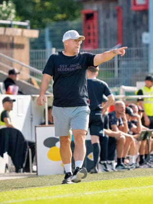 Trainer Sascha Hildmann (SSV Jahn Regensburg) feuert seine Mannschaft lautstark an der Seitenlinie an, Motivation Anfeuern Coaching Gestik Geste Emotion Kommando Ruf GER, Fussball, VfB Stuttgart II vs. SSV Jahn Regensburg, 3. Liga, 7. Spieltag, Saison 2026 2027, 19.09.2026 GER, Fussball, VfB Stuttgart II vs. SSV Jahn Regensburg, 3. Liga, 7. Spieltag, Saison 2026 2027, 19.09.2026 Aspach Copyright: xCarstenxSchweringx EP_CSG
