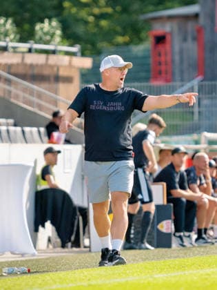 Trainer Sascha Hildmann (SSV Jahn Regensburg) feuert seine Mannschaft lautstark an der Seitenlinie an, Motivation Anfeuern Coaching Gestik Geste Emotion Kommando Ruf GER, Fussball, VfB Stuttgart II vs. SSV Jahn Regensburg, 3. Liga, 7. Spieltag, Saison 2026 2027, 19.09.2026 GER, Fussball, VfB Stuttgart II vs. SSV Jahn Regensburg, 3. Liga, 7. Spieltag, Saison 2026 2027, 19.09.2026 Aspach Copyright: xCarstenxSchweringx EP_CSG