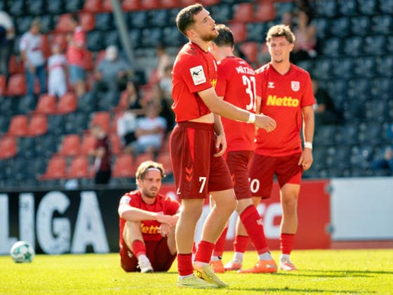 nach Spielende: Enttaeuschung und Frust bei Jakob Seibold Oscar Schoenfelder (SSV Jahn Regensburg, 07) nach dem Schlusspfiff, Enttaeuscht Abpfiff Spielende Niederlage Krise Emotion Gestik Geste GER, Fussball, VfB Stuttgart II vs. SSV Jahn Regensburg, 3. Liga, 7. Spieltag, Saison 2026 2027, 19.09.2026 GER, Fussball, VfB Stuttgart II vs. SSV Jahn Regensburg, 3. Liga, 7. Spieltag, Saison 2026 2027, 19.09.2026 Aspach Copyright: xCarstenxSchweringx EP_CSG