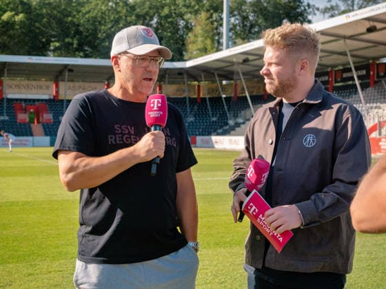 Interview nach Spielende: Trainer Sascha Hildmann (SSV Jahn Regensburg) am mikrofon, Statement Sponsorenwand Nachbericht Gestik Geste GER, Fussball, VfB Stuttgart II vs. SSV Jahn Regensburg, 3. Liga, 7. Spieltag, Saison 2026 2027, 19.09.2026 GER, Fussball, VfB Stuttgart II vs. SSV Jahn Regensburg, 3. Liga, 7. Spieltag, Saison 2026 2027, 19.09.2026 Aspach Copyright: xCarstenxSchweringx EP_CSG