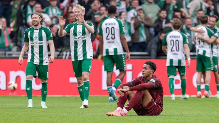 Noahkai Banks (FC Augsburg, 40) sitzt nach dem Abpfiff enttäuscht über die Niederlage am Boden, Enttäuschung nach dem Schlusspfiff, Abpfiff, Highlight, Verlierer, verloren, Frustration, pessimistisch, traurig, im Hintergund Spieler vom SV Werder Bremen mit Jubel über den Sieg, Freude über das gewonnene Spiel, DIE DFL-RICHTLINIEN UNTERSAGEN JEGLICHE NUTZUNG VON FOTOS ALS SEQUENZBILDER UND ODER VIDEOÄHNLICHE FOTOSTRECKEN. DFL REGULATIONS PROHIBIT ANY USE OF PHOTOGRAPHS AS IMAGE SEQUENCES AND OR QUASI-VIDEO., 19.09.2026, Bremen (Deutschland), Fussball, Bundesliga, SV Werder Bremen - FC Augsburg