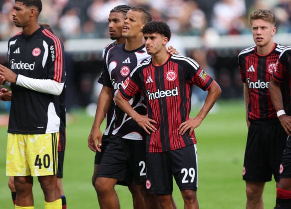19.09.2026, Fussball Bundesliga, Eintracht Frankfurt - SC Freiburg, v.l., Timothy Chandler (Eintracht Frankfurt), Ayoube Amaimouni-Echghouyab (Eintracht Frankfurt) enttaeuscht, enttaeuscht schauend, dissapointed, traurig, frustiert, frust, gefrustet, frustrated DFL DFB REGULATIONS PROHIBIT ANY USE OF PHOTOGRAPHS AS IMAGE SEQUENCES AND OR QUASI-VIDEO. xdcx Copyright: HMBxMedia Claus