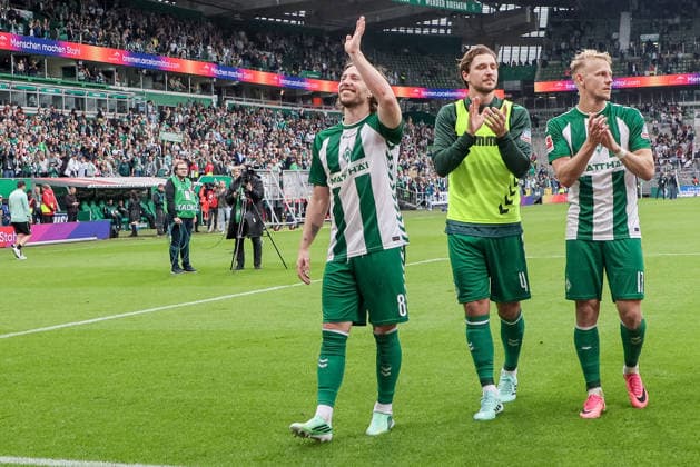 v.li.: Mitchell Weiser (SV Werder Bremen, 8), Niklas Stark (SV Werder Bremen, 4) und Marco Grüll (SV Werder Bremen, 17) mit Jubel über den Sieg, Freude über das gewonnene Spiel, bedanken sich bei den Fans, Zuschauern für die Unterstützung, DIE DFL-RICHTLINIEN UNTERSAGEN JEGLICHE NUTZUNG VON FOTOS ALS SEQUENZBILDER UND ODER VIDEOÄHNLICHE FOTOSTRECKEN. DFL REGULATIONS PROHIBIT ANY USE OF PHOTOGRAPHS AS IMAGE SEQUENCES AND OR QUASI-VIDEO., 19.09.2026, Bremen (Deutschland), Fussball, Bundesliga, SV Werder Bremen - FC Augsburg