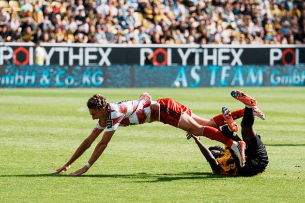 Deutschland: Fussball 3. Liga 2026 - 2027, 7. Spieltag - Alemannia Aachen vs Fortuna Düsseldorf - Tivoli (Aachen): Zweikampf, Kampf um Ball, Duell, Angriff, Tackle, Grätsche, Gideon Jung (Alemannia Aachen, 21) gegen Lukas Eixler (Fortuna Düsseldorf, 11), fällt, Fallen, Sturz Copyright: xThiemoxRudolphx