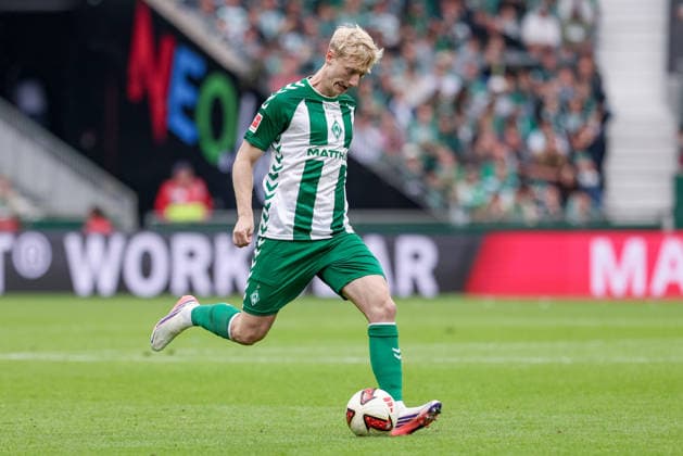 Oskar Wojcik (SV Werder Bremen, 3) am Ball, Freisteller, Einzelbild, Ganzkörper, Aktion, Action, Spielszene, DIE DFL-RICHTLINIEN UNTERSAGEN JEGLICHE NUTZUNG VON FOTOS ALS SEQUENZBILDER UND ODER VIDEOÄHNLICHE FOTOSTRECKEN. DFL REGULATIONS PROHIBIT ANY USE OF PHOTOGRAPHS AS IMAGE SEQUENCES AND OR QUASI-VIDEO., 19.09.2026, Bremen (Deutschland), Fussball, Bundesliga, SV Werder Bremen - FC Augsburg