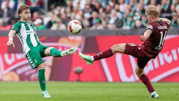 v.li.: Chuki (SV Werder Bremen, 20) und Hennes Behrens (FC Augsburg, 16) im Zweikampf, Duell, Dynamik, Aktion, Action, Spielszene, DIE DFL-RICHTLINIEN UNTERSAGEN JEGLICHE NUTZUNG VON FOTOS ALS SEQUENZBILDER UND ODER VIDEOÄHNLICHE FOTOSTRECKEN. DFL REGULATIONS PROHIBIT ANY USE OF PHOTOGRAPHS AS IMAGE SEQUENCES AND OR QUASI-VIDEO., 19.09.2026, Bremen (Deutschland), Fussball, Bundesliga, SV Werder Bremen - FC Augsburg