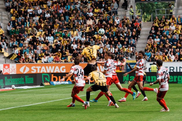 Deutschland: Fussball 3. Liga 2026 - 2027, 7. Spieltag - Alemannia Aachen vs Fortuna Düsseldorf - Tivoli (Aachen): Zweikampf, Kampf um Ball, Duell, Angriff, Tackle im Strafraum der Fortuna, Joel da Silva Kiala (Alemannia Aachen, 37), Petros Bagkalianis (Alemannia Aachen, 2), Fabian Schleusener (Fortuna Düsseldorf, 24), Matthias Zimmermann (Fortuna Düsseldorf, 25) Copyright: xThiemoxRudolphx
