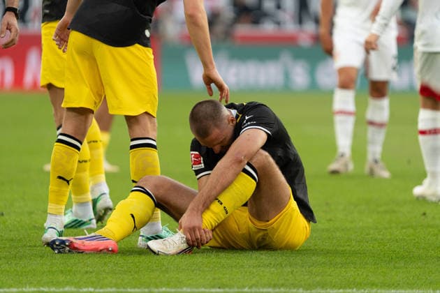 Waldemar Anton (Borussia Dortmund, 03) verletzt, GER, VfB Stuttgart vs. Borussia Dortmund, Fussball, 1. Bundesliga, 4. Spieltag, Spielzeit 2026 2027, 19.09.2026, DFL REGULATIONS PROHIBIT ANY USE OF PHOTOGRAPHS AS IMAGE SEQUENCES AND OR QUASI-VIDEO, GER, VfB Stuttgart vs. Borussia Dortmund, Fussball, 1. Bundesliga, 4. Spieltag, Spielzeit 2026 2027, 19.09.2026, Stuttgart Copyright: xEibner-Pressefoto EdwardxCheungx EP_ECG