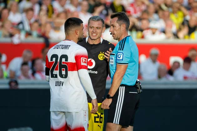 Deniz Undav (VfB Stuttgart, 26), Julian Ryerson (BVB Dortmund, 26) und Schiedsrichter Tobias Stieler im Dialog, im Gespräch, im Austausch, in Kommunikation , Deutschland, Fussball, 1. Bundesliga, 4.Spieltag, 2026 2027, VfB Stuttgart vs. Borussia Dortmund, 19.09.2026, Stuttgart MHP Arena Deutschland Copyright: xGrantxHubbsx