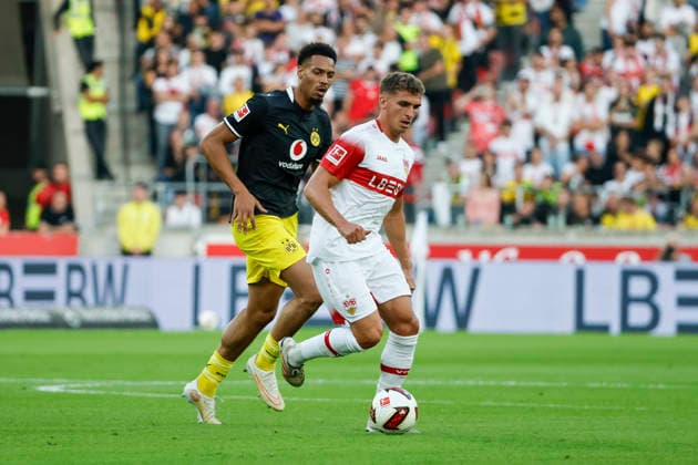 Felix Nmecha (BVB Dortmund, 08) und Grischa Prömel, Promel (VfB Stuttgart, 21) im Laufduell , Deutschland, Fussball, 1. Bundesliga, 4.Spieltag, 2026 2027, VfB Stuttgart vs. Borussia Dortmund, 19.09.2026, Stuttgart MHP Arena Deutschland Copyright: xGrantxHubbsx