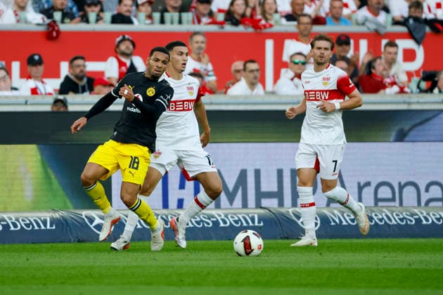 Ethan Nwaneri (BVB Dortmund, 18) und Bilal El Khannouss (VfB Stuttgart, 11) , Deutschland, Fussball, 1. Bundesliga, 4.Spieltag, 2026 2027, VfB Stuttgart vs. Borussia Dortmund, 19.09.2026, Stuttgart MHP Arena Deutschland Copyright: xGrantxHubbsx