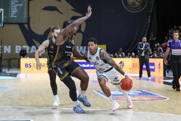19.09.2026, xgox, Basketball - easyCredit BBL, Basketball Loewen Braunschweig - Gladitors Trier emspor, v.l. Zaba Bangala (Braunschweig, 0), Eli Brooks (Trier, 55) Zweikampf, Duell, Kampf, tackle Braunschweig