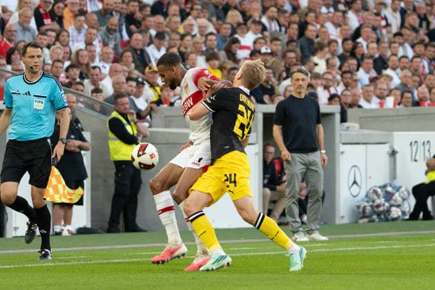 Zweikampf Josha Vagnoman (VfB Stuttgart, 04), Daniel Svensson (Borussia Dortmund, 24), GER, VfB Stuttgart vs. Borussia Dortmund, Fussball, 1. Bundesliga, 4. Spieltag, Spielzeit 2026 2027, 19.09.2026, DFL REGULATIONS PROHIBIT ANY USE OF PHOTOGRAPHS AS IMAGE SEQUENCES AND OR QUASI-VIDEO, GER, VfB Stuttgart vs. Borussia Dortmund, Fussball, 1. Bundesliga, 4. Spieltag, Spielzeit 2026 2027, 19.09.2026, Stuttgart Copyright: xEibner-Pressefoto EdwardxCheungx EP_ECG