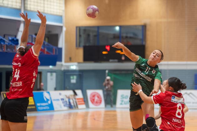 Chantal Reimbold (SG 09 Kirchhof, 11) mit einem Wurf gegen Emma Elisabeth Schwitzer (HSV Solingen Graefrath, 14) und Patricia Nikolic (HSV Solingen Graefrath, 08). HSV Solingen Graefrath 76 vs. SG 09 Kirchhof, Handball Frauen 2. Bundesliga, Alsco 2.HBL, 04. Spieltag, Saison 2026 2027, 19.09.2026 HSV Solingen Graefrath 76 vs. SG 09 Kirchhof, Handball Frauen 2. Bundesliga, Alsco 2. HBF, 04. Spieltag, Saison 2026 2027, 19.09.2026 Solingen Copyright: xEibner-Pressefoto ThomasxHaeslerx EP_THR