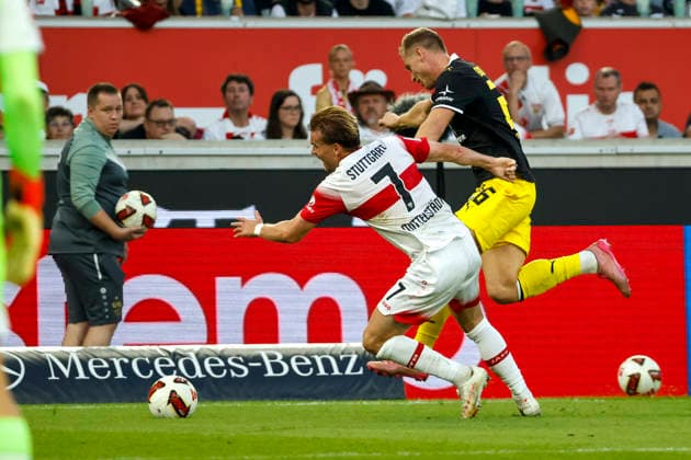 Maximilian Mittelstädt, Mittelstadt (VfB Stuttgart, 07) und Julian Ryerson (BVB Dortmund, 26) im Kampf um den Ball , Deutschland, Fussball, 1. Bundesliga, 4.Spieltag, 2026 2027, VfB Stuttgart vs. Borussia Dortmund, 19.09.2026, Stuttgart MHP Arena Deutschland Copyright: xGrantxHubbsx