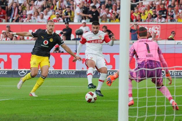 Im Bild: v.li. Waldemar Anton (Borussia Dortmund, 3), Deniz Undav (VfB Stuttgart, 26) mit dem Schuss aufs Tor gegen Torwart Gregor Kobel (Borussia Dortmund, 1) 19.09.2026, VfB Stuttgart - Borussia Dortmund, 1. Bundesliga, 4. Spieltag, Deutschland, Stuttgart, MHP Arena, DFL REGULATIONS PROHIBIT ANY USE OF PHOTOGRAPHS AS IMAGE SEQUENCES AND OR QUASI-VIDEO. Copyright: HMBxMedia xJulienxBecker