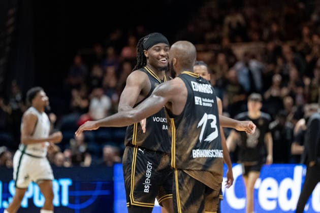 Zaba Bangala (Nr. 0 Basketball Loewen Braunschweig) und Sheldon Edwards (Nr. 13 Basketball Loewen Braunschweig) freudig GER, Basketball Loewen Braunschweig gegen VET-CONCEPT Gladiators Trier, Basketball, easyCredit BBL, Woche 1, Spielzeit 2026 27, 19.09.2026 GER, Basketball Loewen Braunschweig gegen VET-CONCEPT Gladiators Trier, Basketball, easyCredit BBL, Woche 1, Spielzeit 2026 27, 19.09.2026 Braunschweig Copyright: xEibner-Pressefoto DanielxREINELTx EP_DRT
