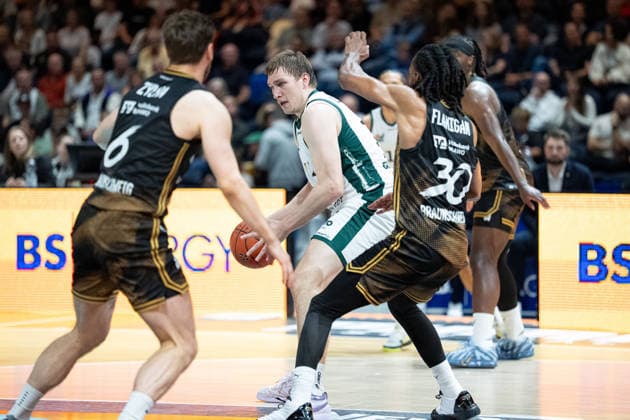 Moritz Krimmer (Nr. 27 VET-CONCEPT Gladiators Trier) gegen Ferdinand Zylka (Nr. 6 Basketball Loewen Braunschweig) und Chip Flanigan (Nr. 30 Basketball Loewen Braunschweig) GER, Basketball Loewen Braunschweig gegen VET-CONCEPT Gladiators Trier, Basketball, easyCredit BBL, Woche 1, Spielzeit 2026 27, 19.09.2026 GER, Basketball Loewen Braunschweig gegen VET-CONCEPT Gladiators Trier, Basketball, easyCredit BBL, Woche 1, Spielzeit 2026 27, 19.09.2026 Braunschweig Copyright: xEibner-Pressefoto DanielxREINELTx EP_DRT