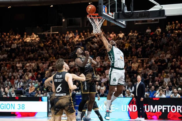 Justin Simon (Nr. 5 VET-CONCEPT Gladiators Trier) gegen Zaba Bangala (Nr. 0 Basketball Loewen Braunschweig) GER, Basketball Loewen Braunschweig gegen VET-CONCEPT Gladiators Trier, Basketball, easyCredit BBL, Woche 1, Spielzeit 2026 27, 19.09.2026 GER, Basketball Loewen Braunschweig gegen VET-CONCEPT Gladiators Trier, Basketball, easyCredit BBL, Woche 1, Spielzeit 2026 27, 19.09.2026 Braunschweig Copyright: xEibner-Pressefoto DanielxREINELTx EP_DRT