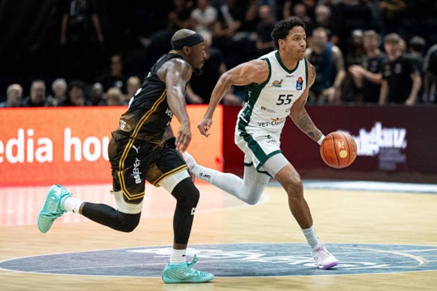 Eli Brooks (Nr. 55 VET-CONCEPT Gladiators Trier) im Duell mit Sheldon Edwards (Nr. 13 Basketball Loewen Braunschweig) GER, Basketball Loewen Braunschweig gegen VET-CONCEPT Gladiators Trier, Basketball, easyCredit BBL, Woche 1, Spielzeit 2026 27, 19.09.2026 GER, Basketball Loewen Braunschweig gegen VET-CONCEPT Gladiators Trier, Basketball, easyCredit BBL, Woche 1, Spielzeit 2026 27, 19.09.2026 Braunschweig Copyright: xEibner-Pressefoto DanielxREINELTx EP_DRT
