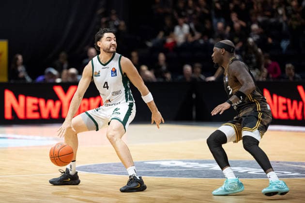Clay Guillozet (Nr. 4 VET-CONCEPT Gladiators Trier) gegen DeJour Reaves (Nr. 3 Basketball Loewen Braunschweig) GER, Basketball Loewen Braunschweig gegen VET-CONCEPT Gladiators Trier, Basketball, easyCredit BBL, Woche 1, Spielzeit 2026 27, 19.09.2026 GER, Basketball Loewen Braunschweig gegen VET-CONCEPT Gladiators Trier, Basketball, easyCredit BBL, Woche 1, Spielzeit 2026 27, 19.09.2026 Braunschweig Copyright: xEibner-Pressefoto DanielxREINELTx EP_DRT