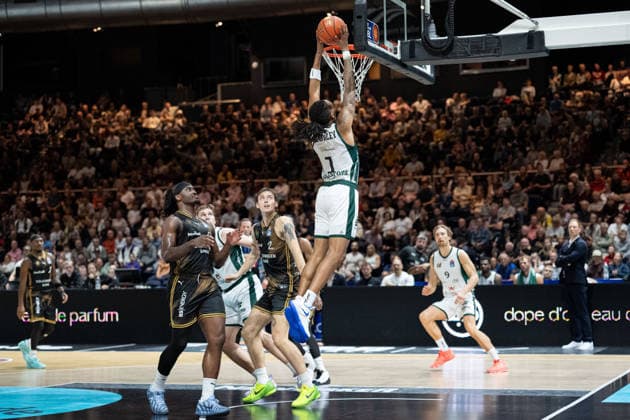 Austin Crowley (Nr. 1 VET-CONCEPT Gladiators Trier) am Korb gegen Benny Schroeder (Nr. 2 Basketball Loewen Braunschweig) und Zaba Bangala (Nr. 0 Basketball Loewen Braunschweig) GER, Basketball Loewen Braunschweig gegen VET-CONCEPT Gladiators Trier, Basketball, easyCredit BBL, Woche 1, Spielzeit 2026 27, 19.09.2026 GER, Basketball Loewen Braunschweig gegen VET-CONCEPT Gladiators Trier, Basketball, easyCredit BBL, Woche 1, Spielzeit 2026 27, 19.09.2026 Braunschweig Copyright: xEibner-Pressefoto DanielxREINELTx EP_DRT