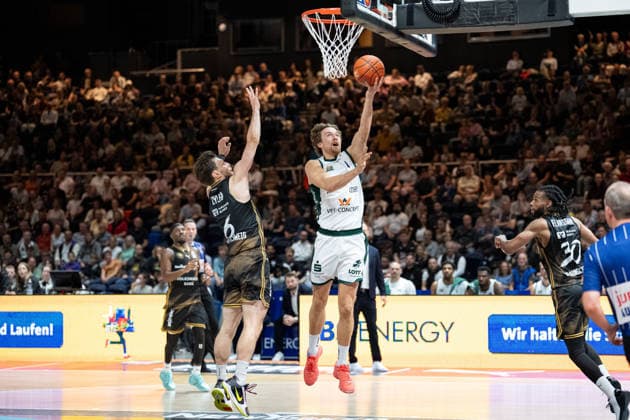 Austin Crowley (Nr. 1 VET-CONCEPT Gladiators Trier) gegen Ferdinand Zylka (Nr. 6 Basketball Loewen Braunschweig) GER, Basketball Loewen Braunschweig gegen VET-CONCEPT Gladiators Trier, Basketball, easyCredit BBL, Woche 1, Spielzeit 2026 27, 19.09.2026 GER, Basketball Loewen Braunschweig gegen VET-CONCEPT Gladiators Trier, Basketball, easyCredit BBL, Woche 1, Spielzeit 2026 27, 19.09.2026 Braunschweig Copyright: xEibner-Pressefoto DanielxREINELTx EP_DRT
