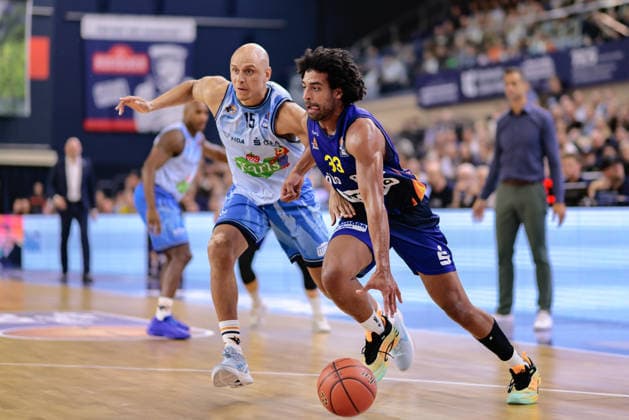 Trenton Gibson (PHOENIX HAGEN, 33), Robin Amaize (ROSTOCK SEAWOLVES, 15), Rostock Seawolves vs. Phoenix Hagen, Basketball, BBL 2026 2027 easyCredit Basketball Bundesliga, 1. Spieltag, Spielzeit 2026 2027, 19.09.2026 Rostock Seawolves vs. Phoenix Hagen, Basketball, BBL 2026 2027 easyCredit Basketball Bundesliga, 1. Spieltag, Spielzeit 2026 2027, 19.09.2026 Groter Pohl Copyright: xEibner-Pressefoto DenverxEhrlichx EP_DEH