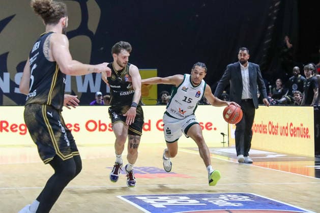 19.09.2026, xgox, Basketball - easyCredit BBL, Basketball Loewen Braunschweig - Gladitors Trier emspor, v.l. Ferdinand Zylka (Braunschweig, 6), Jordan Roland (Trier, 15) Zweikampf, Duell, Kampf, tackle Braunschweig