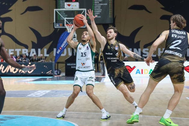 19.09.2026, xgox, Basketball - easyCredit BBL, Basketball Loewen Braunschweig - Gladitors Trier emspor, v.l. Ferdinand Zylka (Braunschweig, 6), Jordan Roland (Trier, 15) Zweikampf, Duell, Kampf, tackle Braunschweig