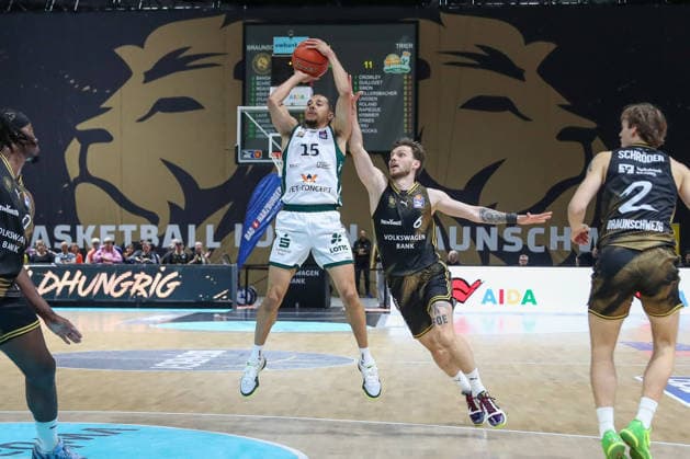 19.09.2026, xgox, Basketball - easyCredit BBL, Basketball Loewen Braunschweig - Gladitors Trier emspor, v.l. Ferdinand Zylka (Braunschweig, 6), Jordan Roland (Trier, 15) Zweikampf, Duell, Kampf, tackle Braunschweig