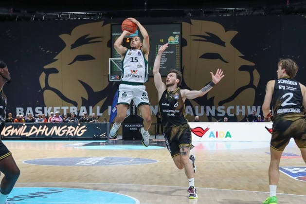 19.09.2026, xgox, Basketball - easyCredit BBL, Basketball Loewen Braunschweig - Gladitors Trier emspor, v.l. Ferdinand Zylka (Braunschweig, 6), Jordan Roland (Trier, 15) Zweikampf, Duell, Kampf, tackle Braunschweig