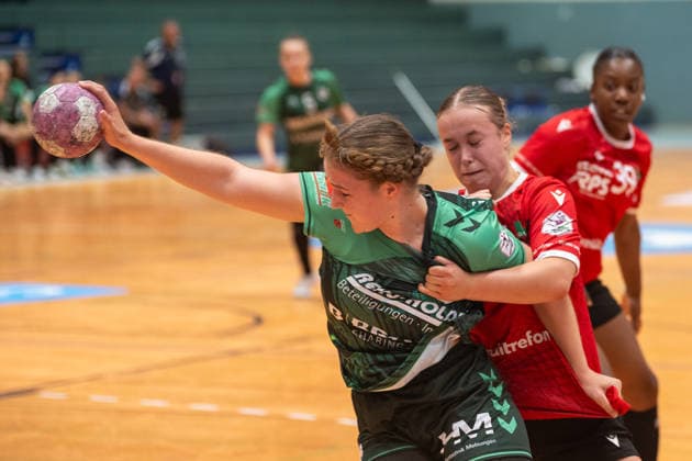 Kein Durchkommen fuer die Spielerinnen der SG. Zweikampf zwischen Emilia Damm (SG 09 Kirchhof, 04) und Dana Uhtes (HSV Solingen Graefrath, 15). HSV Solingen Graefrath 76 vs. SG 09 Kirchhof, Handball Frauen 2. Bundesliga, Alsco 2.HBL, 04. Spieltag, Saison 2026 2027, 19.09.2026 HSV Solingen Graefrath 76 vs. SG 09 Kirchhof, Handball Frauen 2. Bundesliga, Alsco 2. HBF, 04. Spieltag, Saison 2026 2027, 19.09.2026 Solingen Copyright: xEibner-Pressefoto ThomasxHaeslerx EP_THR