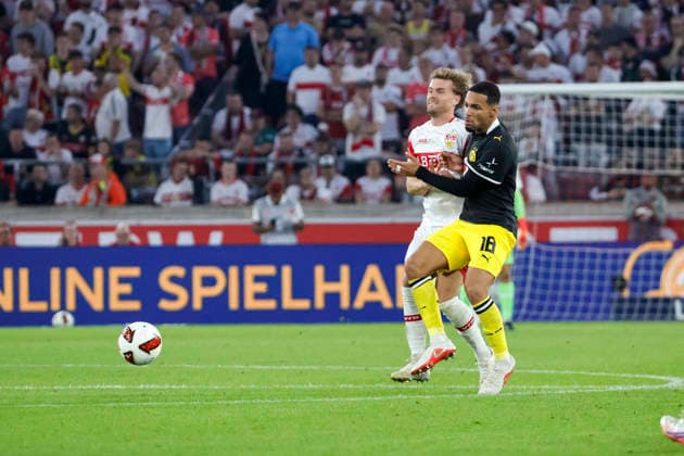 Maximilian Mittelstädt, Mittelstadt (VfB Stuttgart, 07) und Ethan Nwaneri (BVB Dortmund, 18) im Kampf um den Ball , Deutschland, Fussball, 1. Bundesliga, 4.Spieltag, 2026 2027, VfB Stuttgart vs. Borussia Dortmund, 19.09.2026, Stuttgart MHP Arena Deutschland Copyright: xGrantxHubbsx