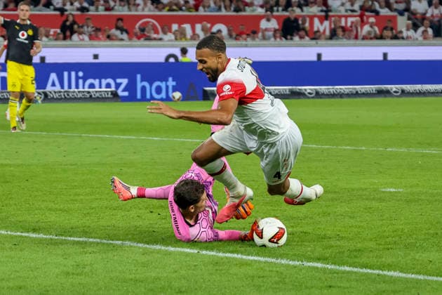 Gregor Kobel (BVB Dortmund, 01) und Josha Vagnoman (VfB Stuttgart, 04) im Zweikampf , Deutschland, Fussball, 1. Bundesliga, 4.Spieltag, 2026 2027, VfB Stuttgart vs. Borussia Dortmund, 19.09.2026, Stuttgart MHP Arena Deutschland Copyright: xGrantxHubbsx