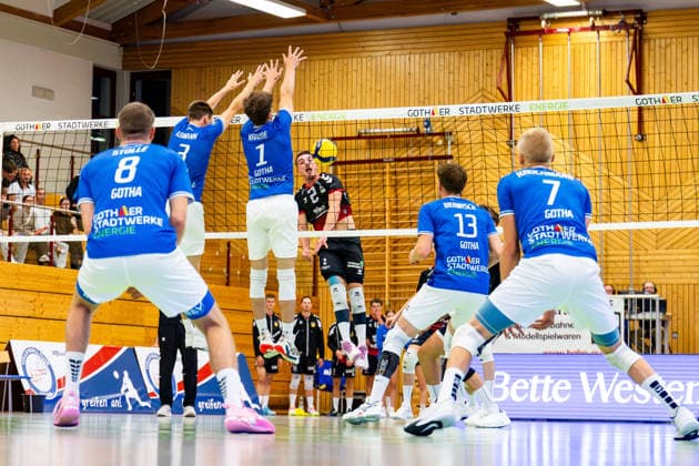 19.09.2026, GER, Volleyball, Maenner, Saison 26 27, 2.Bl Sued, Blue Volleys Gotha - TV 1895 Moemlingen Jason Lieb (TV 1895 Moemlingen), Christoph Assmann (Blue Volleys Gotha,3), Justus Krausse (Blue Volleys Gotha,1) 99867 Gotha Sporthalle Sportanlage Ernesti Thüringen Deutschland