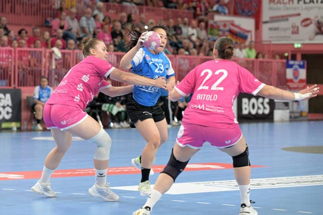 Natsuki Aizawa (Thueringer HC, 23) am Ball gegen Ida Petzold (TusSies Metzingen, 08) und Gabriela Clausson Bitolo (TusSies Metzingen, 22) TusSies Metzingen vs. Thueringer HC , Handball, Alsco HBF, 04..Ligaspieltag, Saison 2026 2027, 19.09.2026 TusSies Metzingen vs. Thueringer HC , Handball, Alsco HBF, 04..Ligaspieltag, Saison 2026 2027, 19.09.2026 Tuebingen Copyright: xEibner-Pressefotox EP_TBR