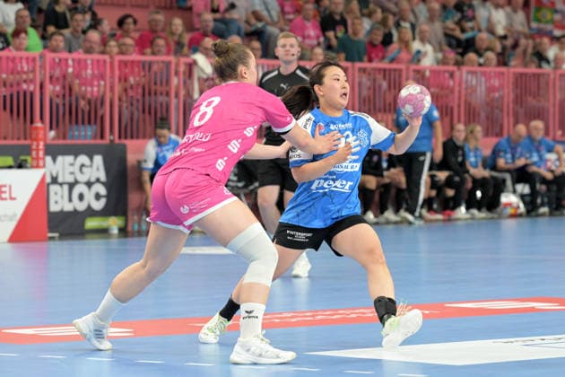 Natsuki Aizawa (Thueringer HC, 23) am Ball gegen Ida Petzold (TusSies Metzingen, 08) TusSies Metzingen vs. Thueringer HC , Handball, Alsco HBF, 04..Ligaspieltag, Saison 2026 2027, 19.09.2026 TusSies Metzingen vs. Thueringer HC , Handball, Alsco HBF, 04..Ligaspieltag, Saison 2026 2027, 19.09.2026 Tuebingen Copyright: xEibner-Pressefotox EP_TBR