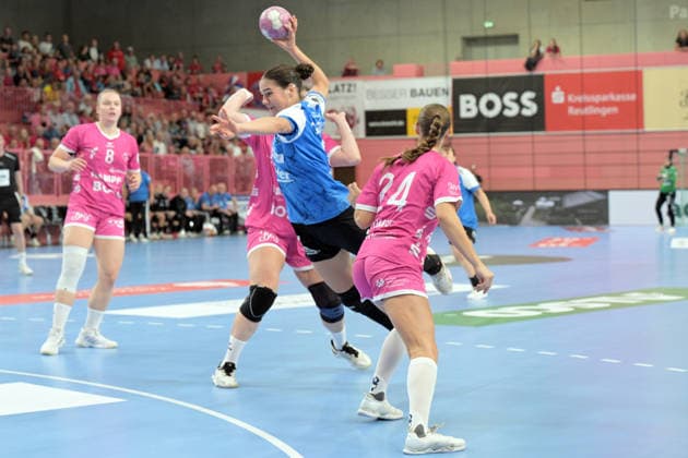 Luca Csikos (Thueringer HC, 05) am Ball gegen Gabriela Clausson Bitolo (TusSies Metzingen, 22) und Marie Luisa Stumpf (TusSies Metzingen, 24) TusSies Metzingen vs. Thueringer HC , Handball, Alsco HBF, 04..Ligaspieltag, Saison 2026 2027, 19.09.2026 TusSies Metzingen vs. Thueringer HC , Handball, Alsco HBF, 04..Ligaspieltag, Saison 2026 2027, 19.09.2026 Tuebingen Copyright: xEibner-Pressefotox EP_TBR