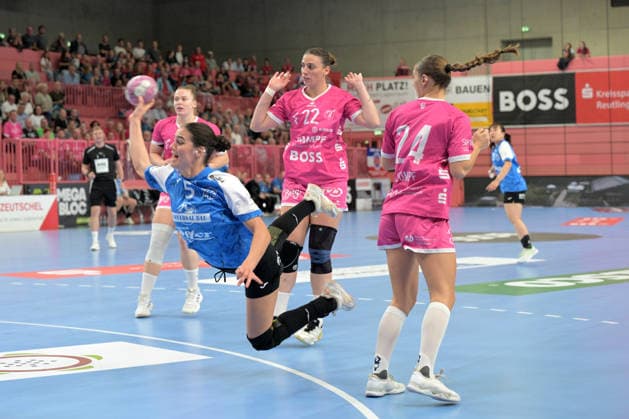 Luca Csikos (Thueringer HC, 05) am Ball gegen Gabriela Clausson Bitolo (TusSies Metzingen, 22) und Marie Luisa Stumpf (TusSies Metzingen, 24) TusSies Metzingen vs. Thueringer HC , Handball, Alsco HBF, 04..Ligaspieltag, Saison 2026 2027, 19.09.2026 TusSies Metzingen vs. Thueringer HC , Handball, Alsco HBF, 04..Ligaspieltag, Saison 2026 2027, 19.09.2026 Tuebingen Copyright: xEibner-Pressefotox EP_TBR