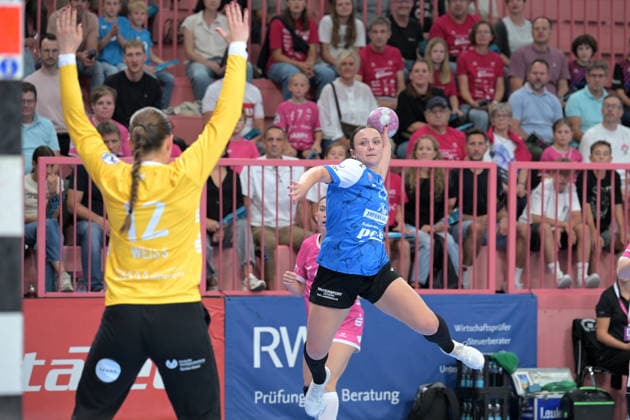 Sabrina Troester (Thueringer HC, 19) beim Torwurf gegen Marie Kristin Weiss (TusSies Metzingen, 12) im Tor TusSies Metzingen vs. Thueringer HC , Handball, Alsco HBF, 04..Ligaspieltag, Saison 2026 2027, 19.09.2026 TusSies Metzingen vs. Thueringer HC , Handball, Alsco HBF, 04..Ligaspieltag, Saison 2026 2027, 19.09.2026 Tuebingen Copyright: xEibner-Pressefotox EP_TBR
