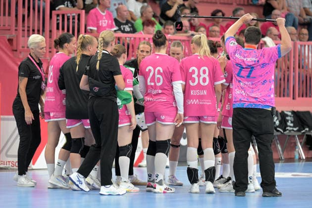 Miriam Hirsch (TusSies Metzingen, Trainerin) im Time Out der TusSies TusSies Metzingen vs. Thueringer HC , Handball, Alsco HBF, 04..Ligaspieltag, Saison 2026 2027, 19.09.2026 TusSies Metzingen vs. Thueringer HC , Handball, Alsco HBF, 04..Ligaspieltag, Saison 2026 2027, 19.09.2026 Tuebingen Copyright: xEibner-Pressefotox EP_TBR